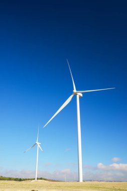 Elektrik üretimi için rüzgar türbinleri, Zaragoza ili, İspanya Aragon.