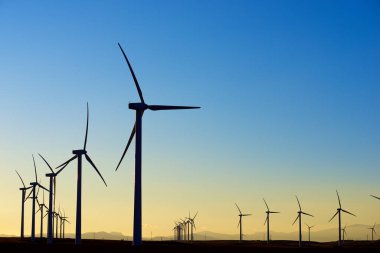 Elektrik üretimi için rüzgar türbinleri, Zaragoza ili, İspanya Aragon.