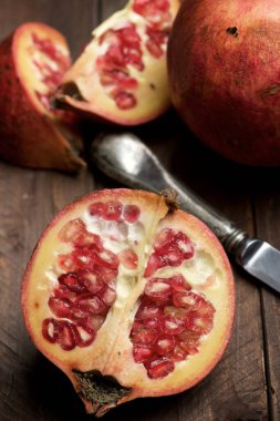 Tahta masadaki nar tohumları.