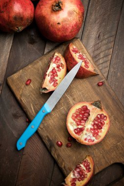 Tahta kesme tahtalarında nar tohumları