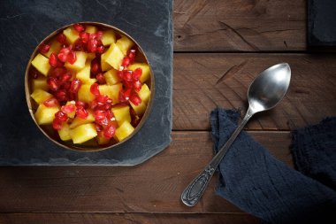 Bir kasede ananas parçaları ve nar tohumları.