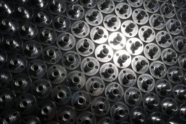 Metal vidaları tahta parçalar için tamir eden bir grup golf somununu kapatın.