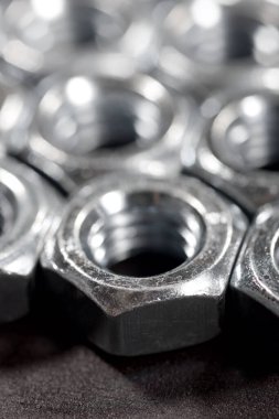 Bağlayıcıları tamir etmek için metal fındıkları kapatın.