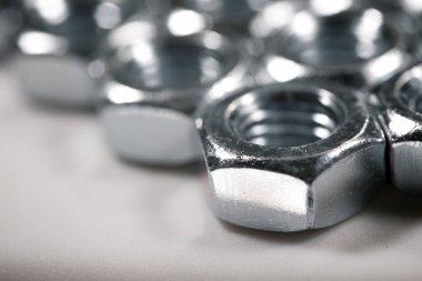 Bağlayıcıları tamir etmek için metal fındıkları kapatın.