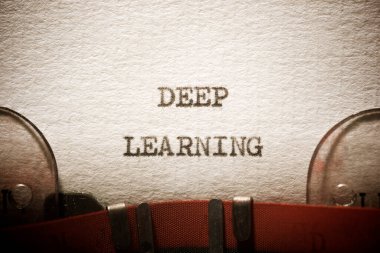 Bir daktilo ile yazılmış derin öğrenme ifadesi.