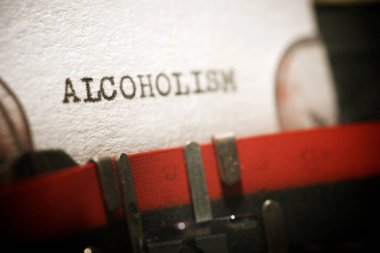 Daktiloyla yazılmış alkolizm kelimesi.
