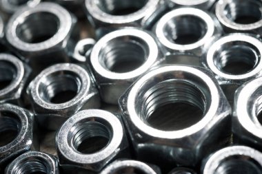 Bağlayıcıları tamir etmek için metal fındıkları kapatın.