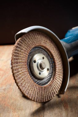 Tahtadaki profesyonel öğütme makinesini kapat.