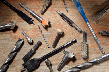 Ahşap masa üzerinde çalışan marangoz aletleri.