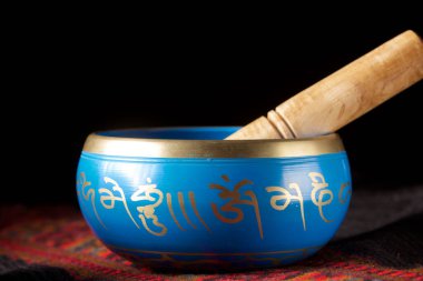 Tibet kâsesine tipik bir battaniyeyle yakın plan.