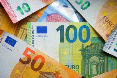 Avrupa Birliği banknotları bir masaya istiflenmiş