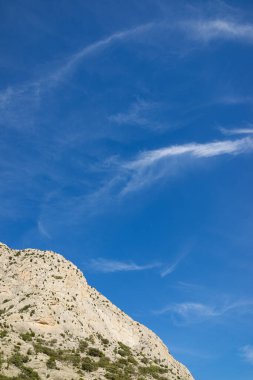 Kayalık dağ ve mavi gökyüzü Teruel 'de bulutlu, Aragon İspanya' da