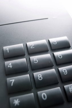 Retro siyah masaüstü telefonunun tuş takımını kapat