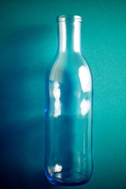 Yeşil masadaki boş bir kristal şişeyi kapat.