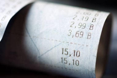 Bir satın alma makbuzunun yakın çekimi.