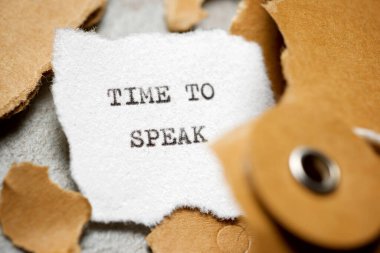 Küçük bir kağıt parçasına yazılmış metni konuşma zamanı