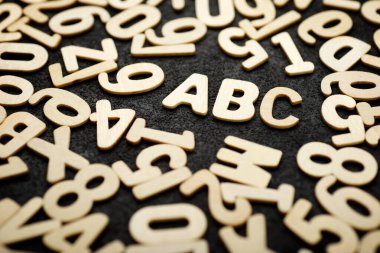 Siyah bir masada oynanacak harflerin üst görünümü