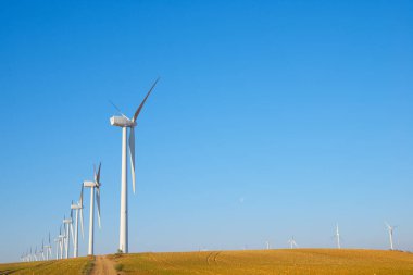 Zaragoza Eyaleti 'nde temiz elektrik üretimi için rüzgar türbini jeneratörleri, Aragon, İspanya