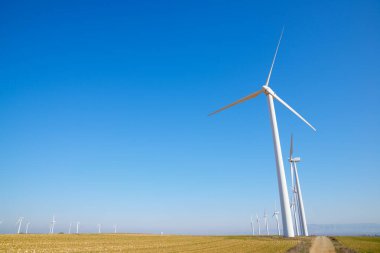 Zaragoza ili Aragon, İspanya 'da yeşil elektrik üretimi için rüzgar türbini jeneratörleri.