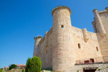 İspanya 'nın Guadalajara ilindeki Castilla La Mancha' daki Torija kalesi..