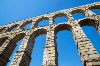 İspanya 'daki Castilla Leon' un Segovia şehrindeki Roma su kemerinin altından görüntüler.