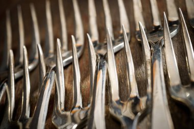 Ahşap masadaki küçük gümüş çatalları kapatın.