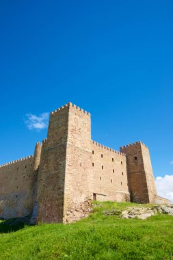 Siguenza kalesinin dış görünüşü, bugün İspanya 'da Castilla La Mancha, Guadalajara Eyaleti' nde lüks bir devlet oteli olarak kullanılıyor.