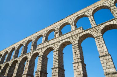 İspanya 'daki Castilla Leon' un Segovia şehrindeki Roma su kemerinin altından görüntüler.