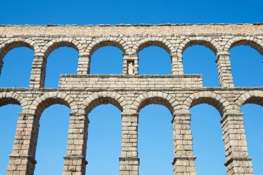 İspanya 'daki Castilla Leon' un Segovia şehrindeki Roma su kemerinin altından görüntüler.