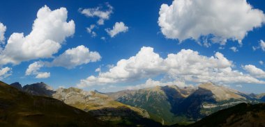 Canfranc Valley 'deki bir yaz dağının panoramik manzarası, İspanya' daki Pireneler.