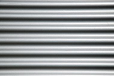 Bir fabrikanın galvanize metal cephesine yakın çekim.