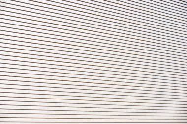 Bir fabrikanın galvanize metal cephesine yakın çekim.