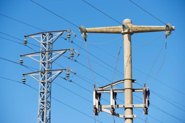 İspanya 'da elektrik ve mavi gökyüzü dağıtan iki yüksek voltaj hattı.