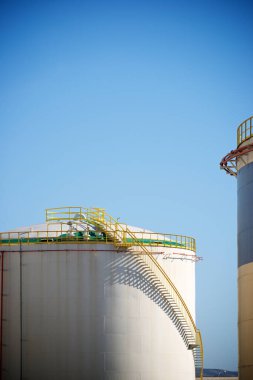 İspanya 'da yakıt deposu için büyük tanklar