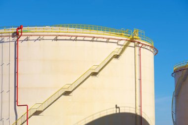 İspanya 'da yakıt deposu için büyük tanklar