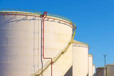 İspanya 'da yakıt deposu için büyük tanklar