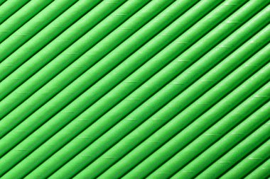 Kartondan yapılmış tek kullanımlık pipetlere yakın çekim