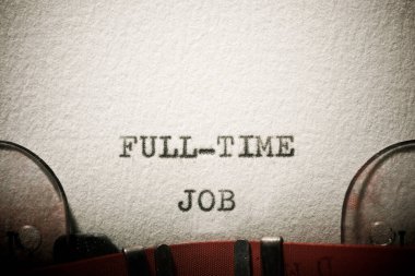 Daktiloyla yazılmış tam zamanlı iş metni.