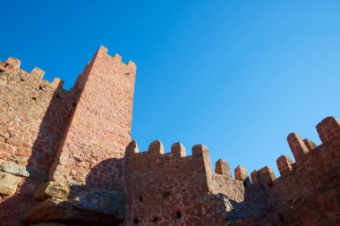 Teruel Eyaleti 'ndeki Peracense kalesi ve açık gökyüzü, İspanya' daki Aragon.