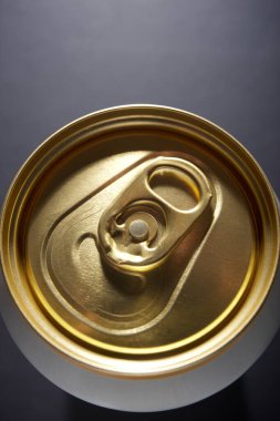 Gri bir masanın üzerindeki altın bira kutusuna yakın çekim