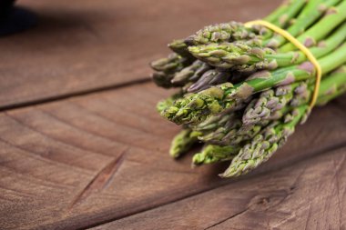 Tahta masada bir grup yabani kuşkonmaz.