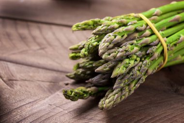 Tahta masada bir grup yabani kuşkonmaz.