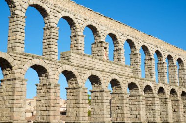 İspanya 'da Castilla Leon, Segovia şehrindeki Roma su kemerinin gündüz görüntüsüne bakın..