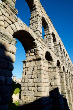 İspanya 'daki Castilla Leon' un Segovia şehrindeki Roma su kemerinin altından görüntüler.