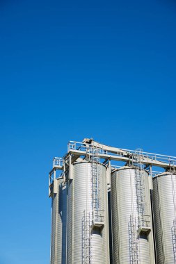 İspanya 'da Aragon' un Zaragoza ilindeki bir çiftlik için depolanacak metal rezervleri