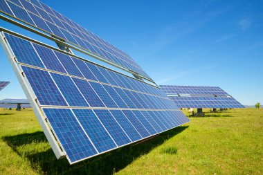 İspanya 'nın Zaragoza Eyaleti' nde yenilenebilir elektrik üretimi için fotovoltaik paneller.