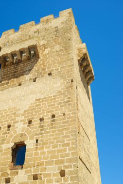 İspanya 'da Aragon, Zaragoza eyaletindeki Layana köyündeki güçlendirilmiş kulenin dış görüntüsü.