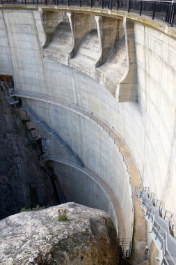 İspanya 'nın Guara Dağları, Pireneler ve Huesca bölgesindeki Calcon rezervuarının kapatılması.