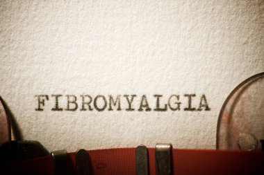 Fibromiyalji kelimesi daktiloyla yazılmış..