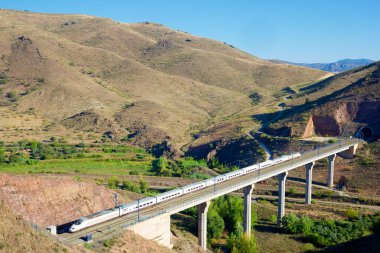 Yüksek hızlı tren Purroy, Zaragoza Eyaleti 'nden geçiyor İspanya' da Aragon, AVE Madrid Barcelona